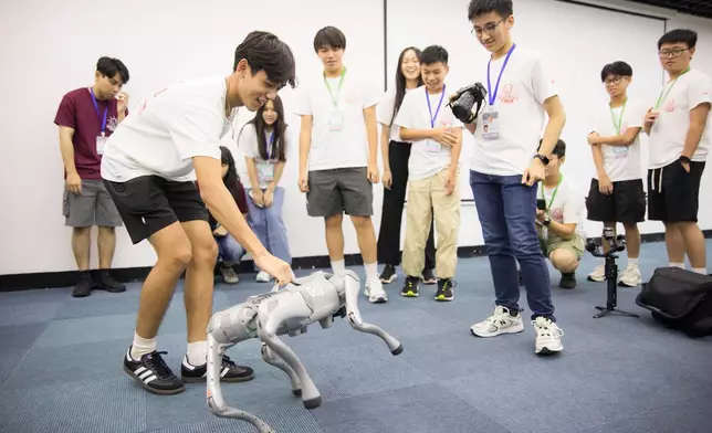 宇樹科技展示機械狗，與太陽使者互動。