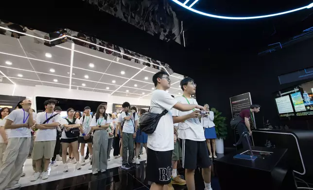 交流團參訪杭州未來科技城，了解智慧城市建設的最新進展。