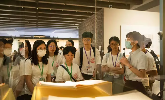 交流團參觀中國國家版本館杭州分館（文潤閣）。