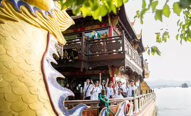 太陽使者漫遊西湖，親身感受江南水鄉的自然風光。