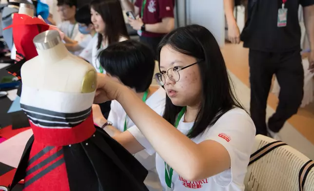 太陽使者於桐鄉耀華國際學校參與時裝設計工作坊。