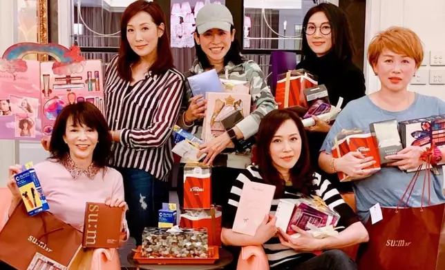 顧紀筠經常邀姊妹到家中聚會。