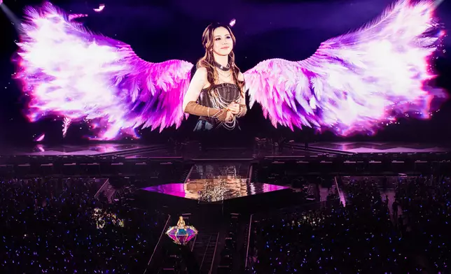 這幾晚演出，G.E.M.說到觸動處都忍不住落淚。