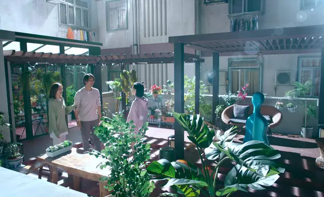 呢幕熙和嘅陽光，都好配合父女二人終於可以開心相認嘅幸福感。