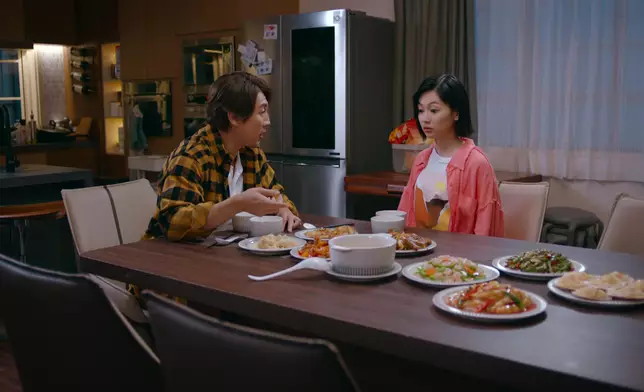 驚魂未定發呆樣。