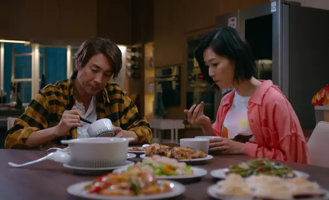 各懷心事尷尬樣。