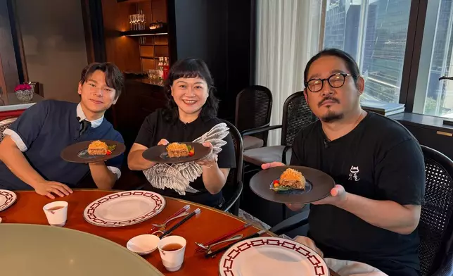 Agnes跟行仔盡地主之誼，帶金主廚品嚐中式美食。