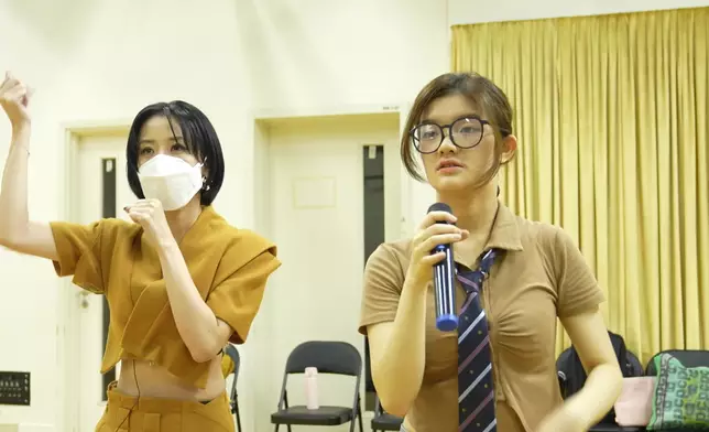 「媽咪」泳兒落足力指導。