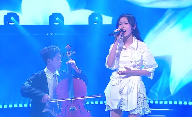 4司徒泆Haru更演奏大提琴為同組張欣翹Luna助力《長大》。