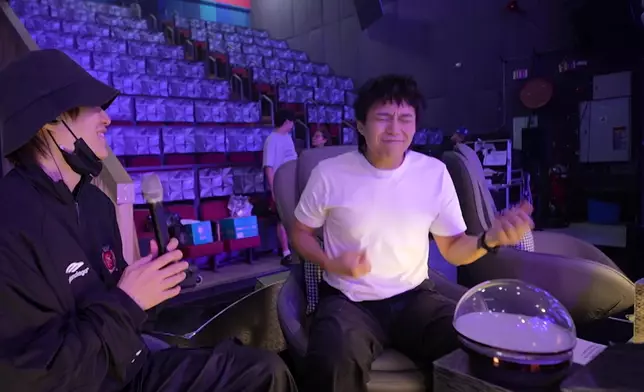 吳業坤突入現場示範「空氣結他」。