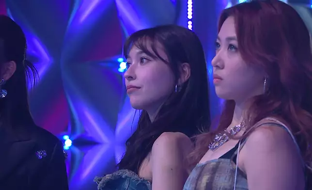 分數一出之前，Emily、Ziva手拖手。