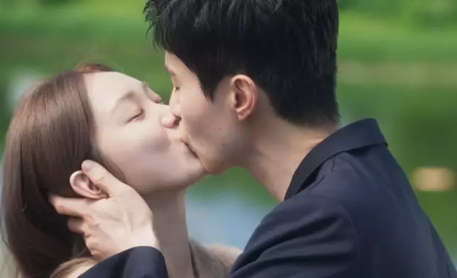 李棟旭與李聖經劇中甜蜜擁吻閃爆全網。Disney+提供圖片