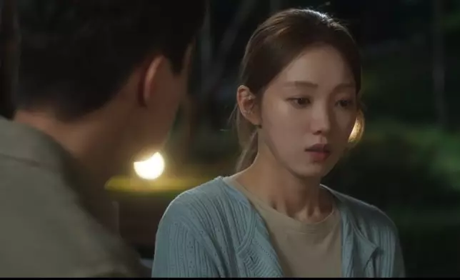 姜美英忍痛向朴錫哲提出分手。Disney+提供圖片