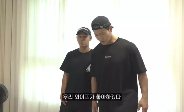 金鍾國和Shorry一起試穿著拖鞋。影片截圖