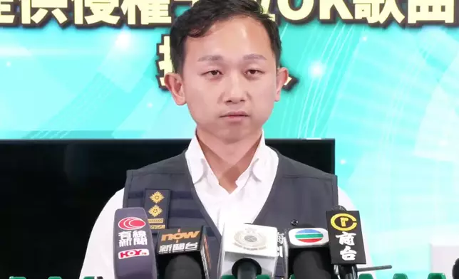 香港海關版權及商標科技罪案調查組高級調查主任陳溢龍向傳媒講述詳情。香港海關FB