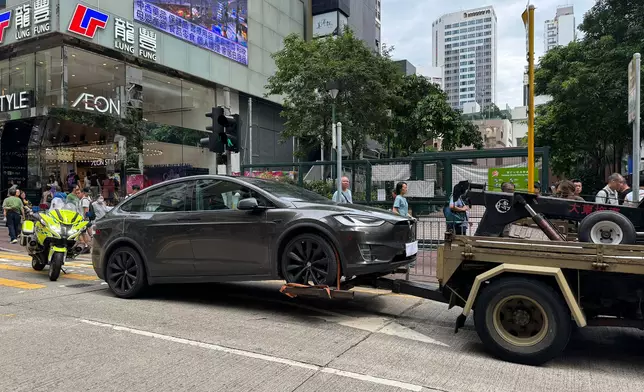 警方打擊白牌車，成功破獲兩個白牌車犯罪集團，扣留涉案車輛。