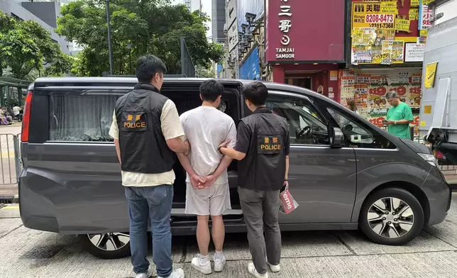 警方打擊白牌車，成功破獲兩個白牌車犯罪集團，拘捕4人。