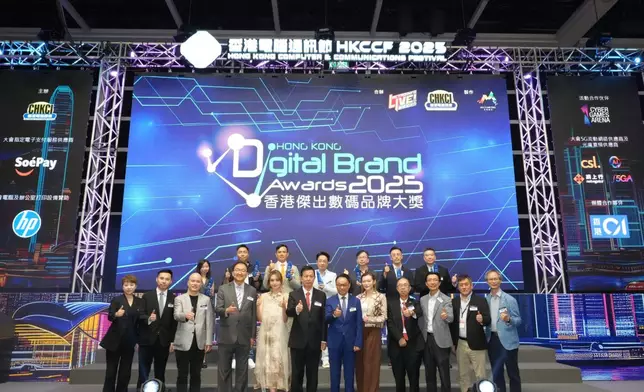 關嘉敏與黃洛妍昨日（22日）出席「香港傑出數碼品牌大獎2025」。