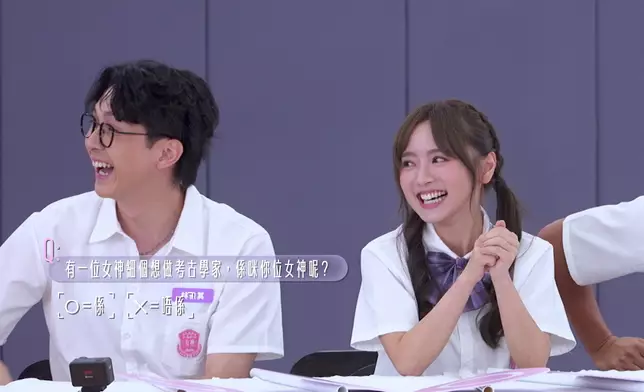 點知Kris玩埋一份，仲拉Sophie落水。