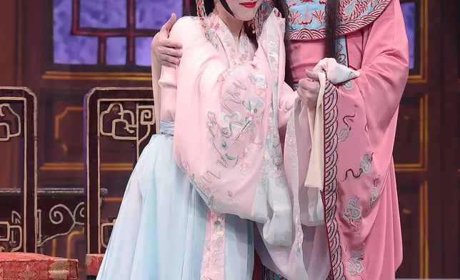 李龍飾演漢成帝，而謝曉瑩則飾飾趙飛燕。