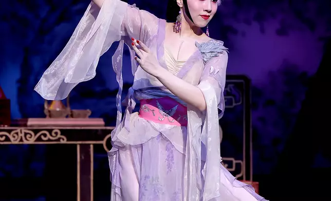 謝曉瑩能歌善舞。