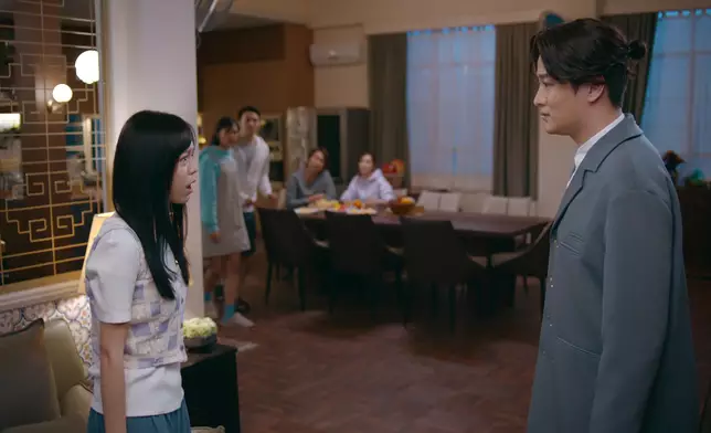 如果細心留意，不難發現謝東閔啲戲中戲係演得專登over啲，但Karen就將程晴嘅緊張演繹到好到位。