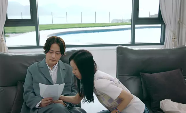 估唔到只可以NG兩次嘅罪魁禍首係呢張手寫嘅「劇本」。連戲中戲嘅「劇本」，都要跟到足用手寫出嚟，劇組製作真係好認真。