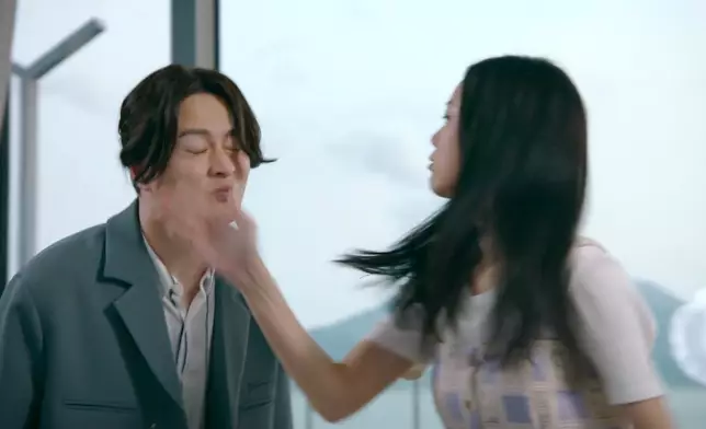 Karen受訪時澄清謝東閔唔係畀佢大力掌摑到跌低咗，好搞笑。