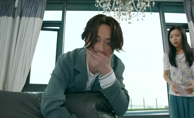 Karen受訪時澄清謝東閔唔係畀佢大力掌摑到跌低咗，好搞笑。