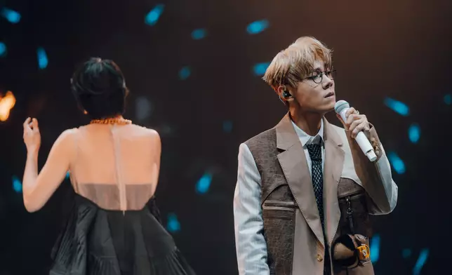 二人合唱經典歌曲。