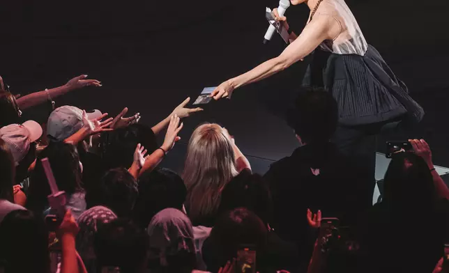 Gigi昨晚在現場送《無名指》戲票。