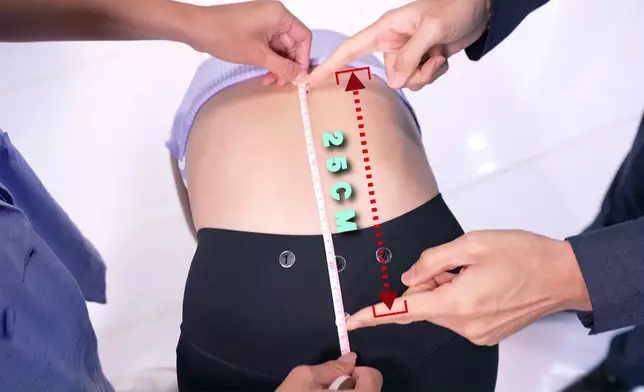 腰椎靈活度測試。余醫生表示，若彎腰前與彎腰後（圖）差別少於5cm，就代表活動能力受影響。