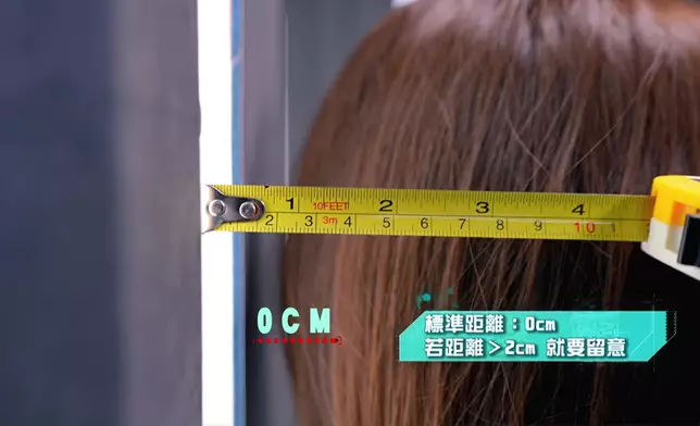 站姿測試，余醫生表示若頭部和牆身多於2cm，就需要警惕。