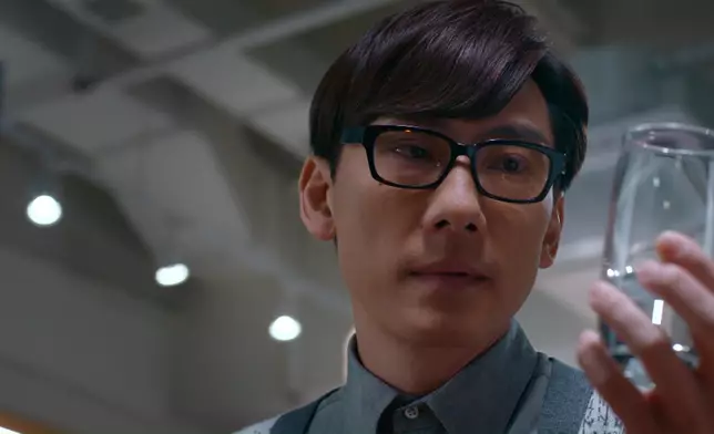 呢個水杯「隔水錫錫」嘅笑容好心寒。