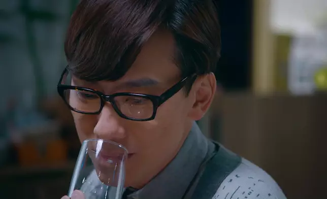 呢個水杯「隔水錫錫」嘅笑容好心寒。