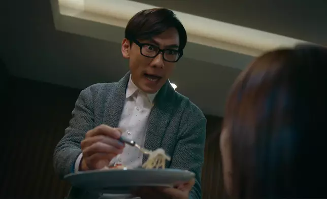 無啦啦被喪質食意粉嘅Ali，將驚驚嘅表情做到淋漓盡致又有可憐感，唔怪之得Patrick Sir話幫到佢入戲。