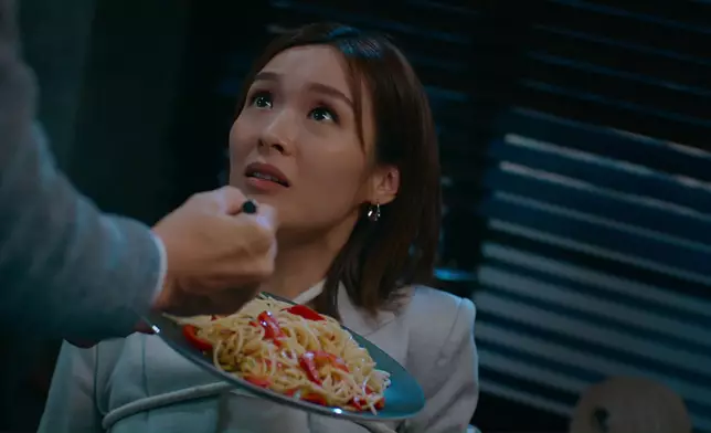 無啦啦被喪質食意粉嘅Ali，將驚驚嘅表情做到淋漓盡致又有可憐感，唔怪之得Patrick Sir話幫到佢入戲。