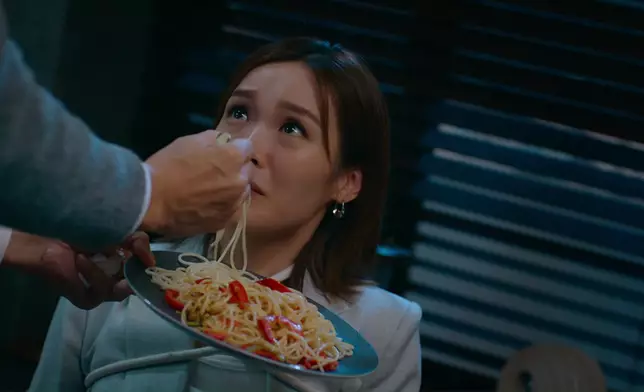 無啦啦被喪質食意粉嘅Ali，將驚驚嘅表情做到淋漓盡致又有可憐感，唔怪之得Patrick Sir話幫到佢入戲。