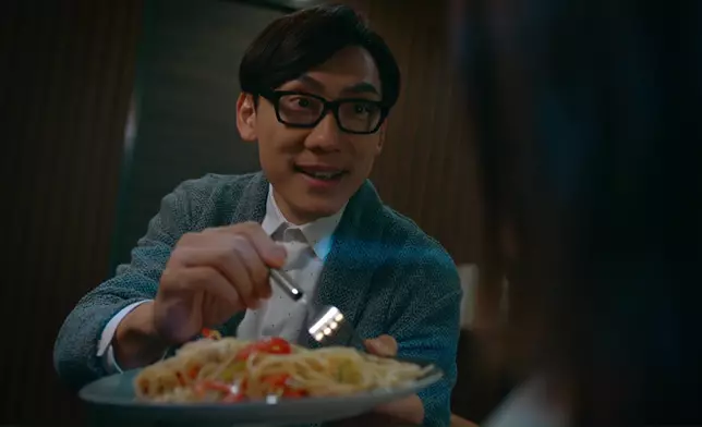 無啦啦被喪質食意粉嘅Ali，將驚驚嘅表情做到淋漓盡致又有可憐感，唔怪之得Patrick Sir話幫到佢入戲。