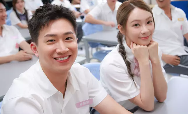 Sophie好小鳥依人。