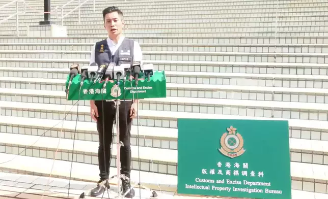 海關版權及商標調查科高級督察吳家俊會見傳媒。香港海關FB