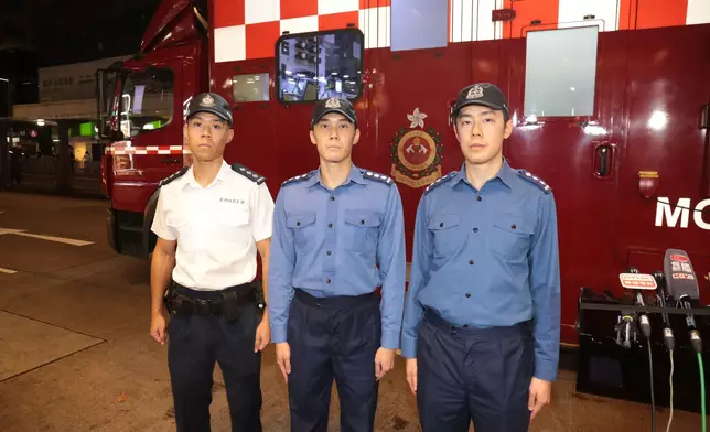 消防處助理消防區長李亮嶠（中）、消防處署理高級救護主任孫偉忠（右）及警務處北角分區署理助理指揮官（行動）黃栢熙交代詳情。