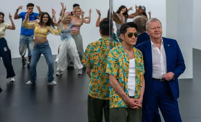 Aaron除了觀賞成員排練舞蹈。