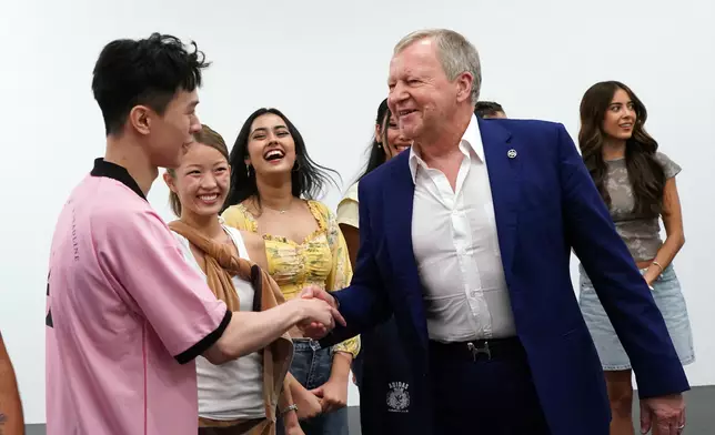 馬會行政總裁應家柏（右）