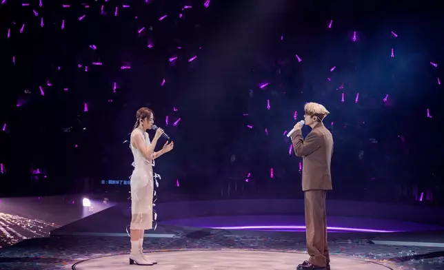 現場更變成大型卡拉OK現場。