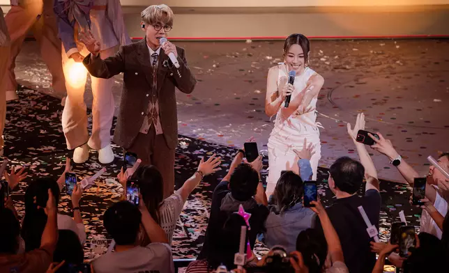 又與歌迷近距離接觸。