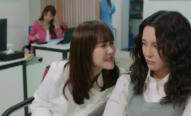 阿Moon個角色表面扮到對Kelly好好咁，實質成日跣佢。