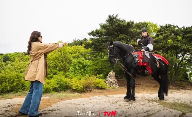 允兒在劇中穿越至朝鮮時代。 tvN FB圖片