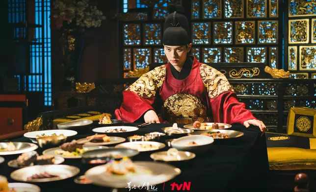 李彩玟亦為了角色鑽研「吃播」。 tvN FB圖片