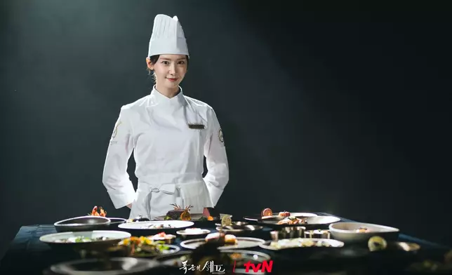 允兒為飾演米芝蓮三星主廚特地苦練廚藝三個月。 tvN FB圖片